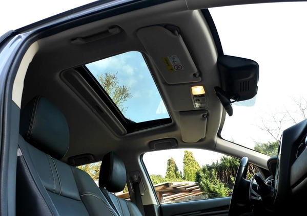 Mitsubishi Outlander cena 99500 przebieg: 114850, rok produkcji 2017 z Jordanów małe 529